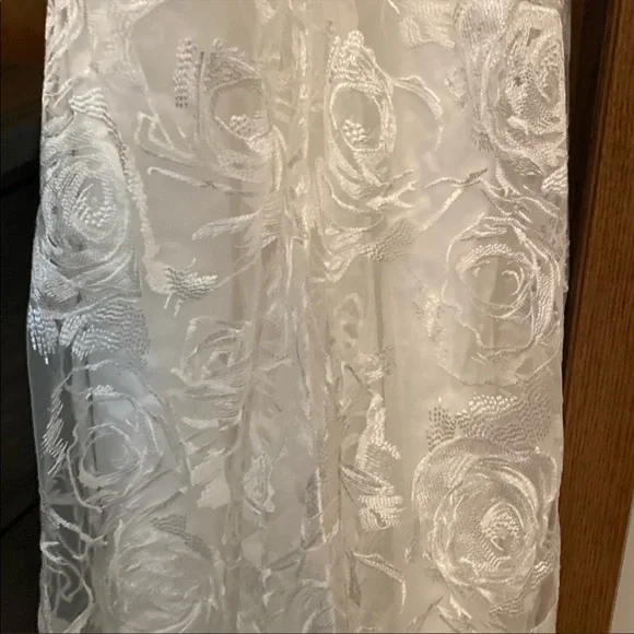 NWOT Wedding Dress. So beautiful Never worn. Size 8. - Picture 2 of 7